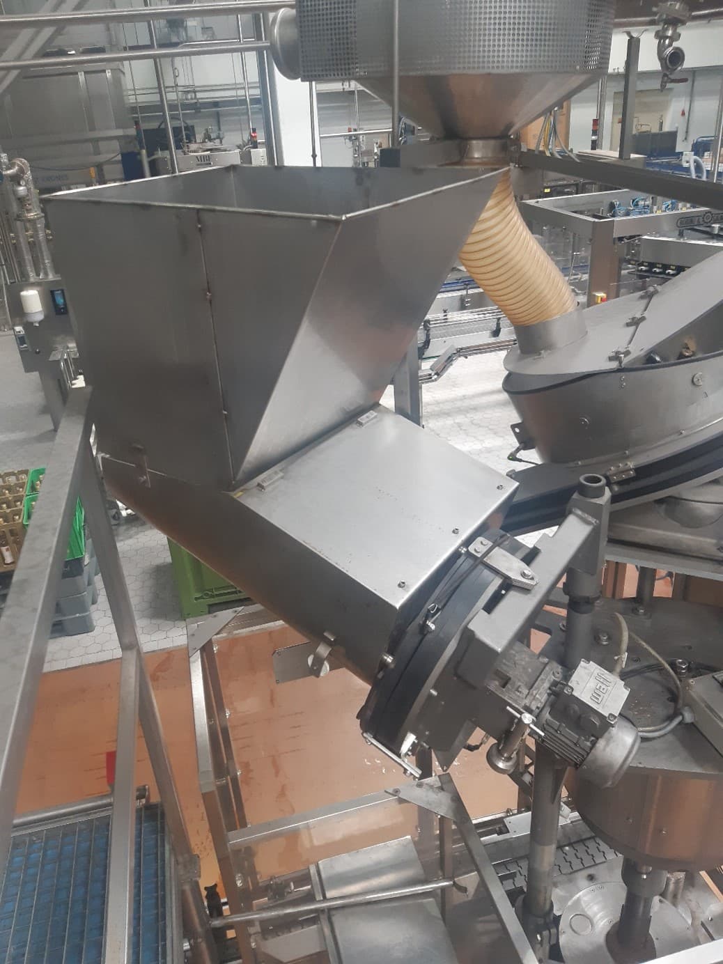 Side view of Dr. Datz GmbH Getränke- und Sondermaschinenbau VS 4 L