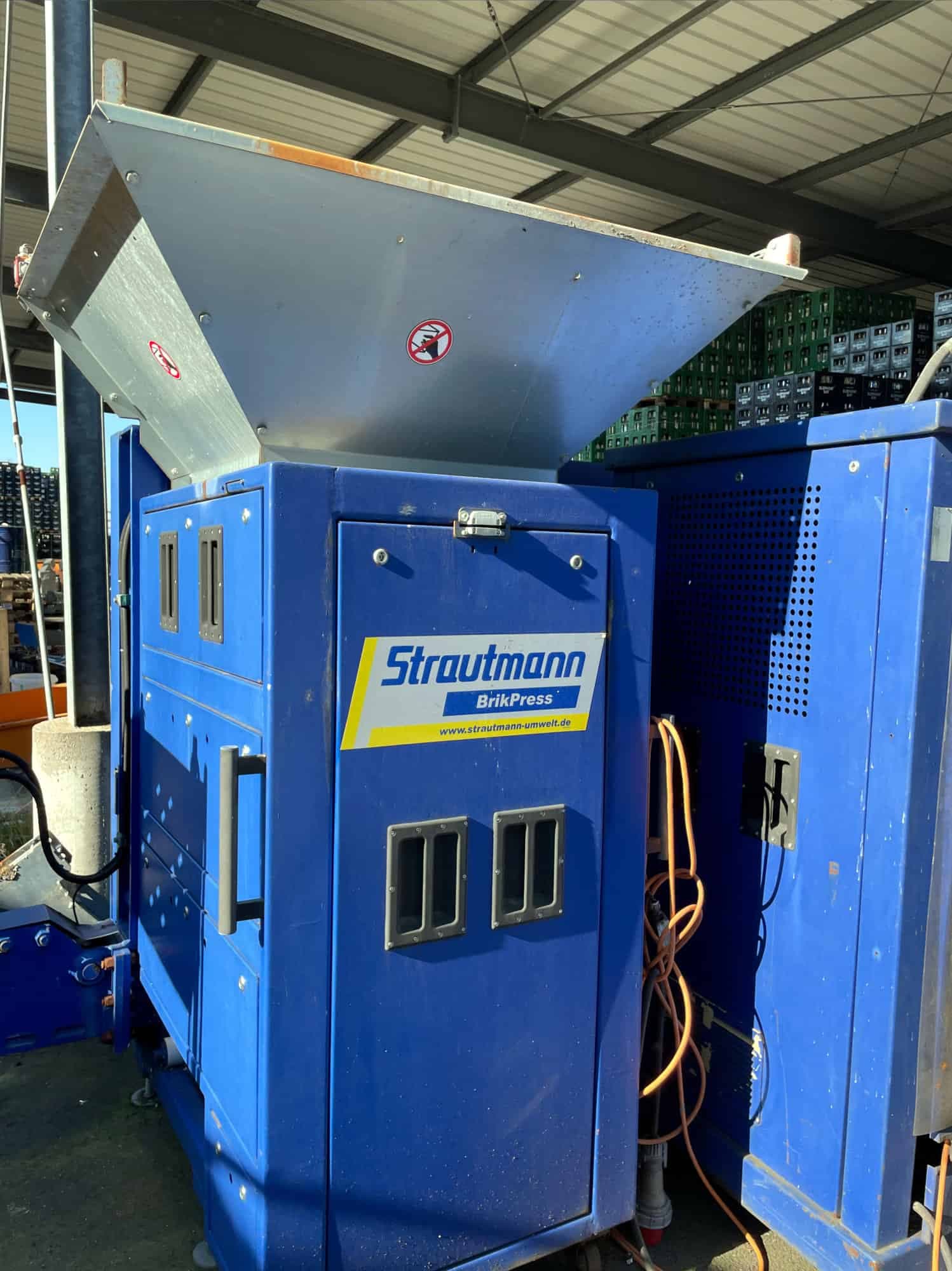 Side view of Strautmann BrikPress 080 SP ES
