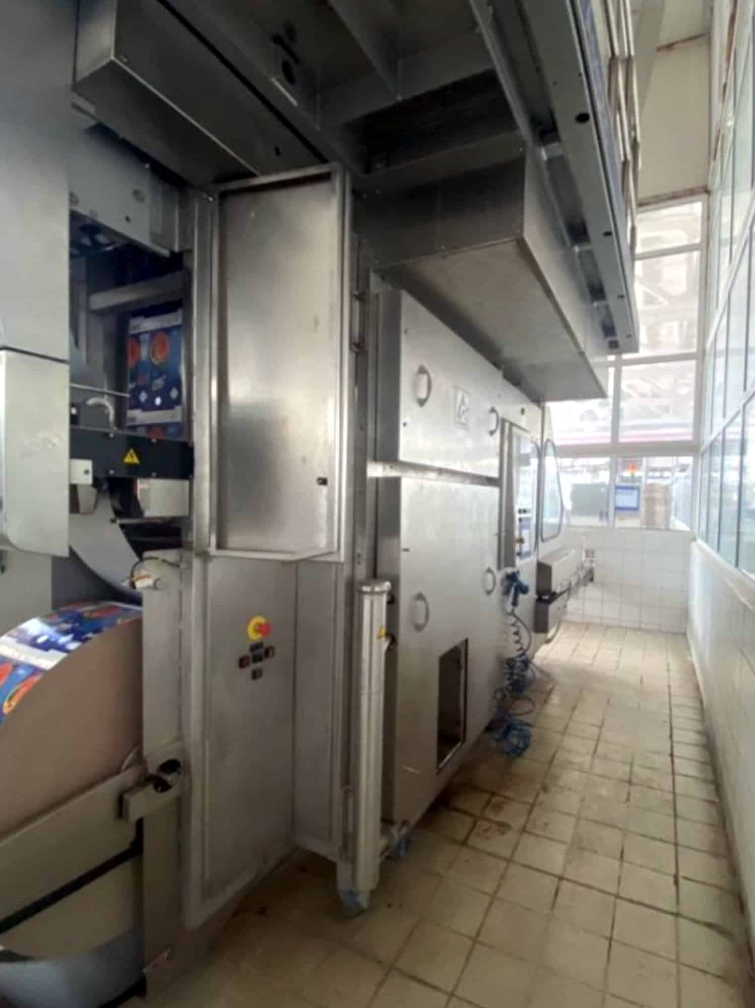 Side view of Tetra Pak TBA 8-1000 SQ 